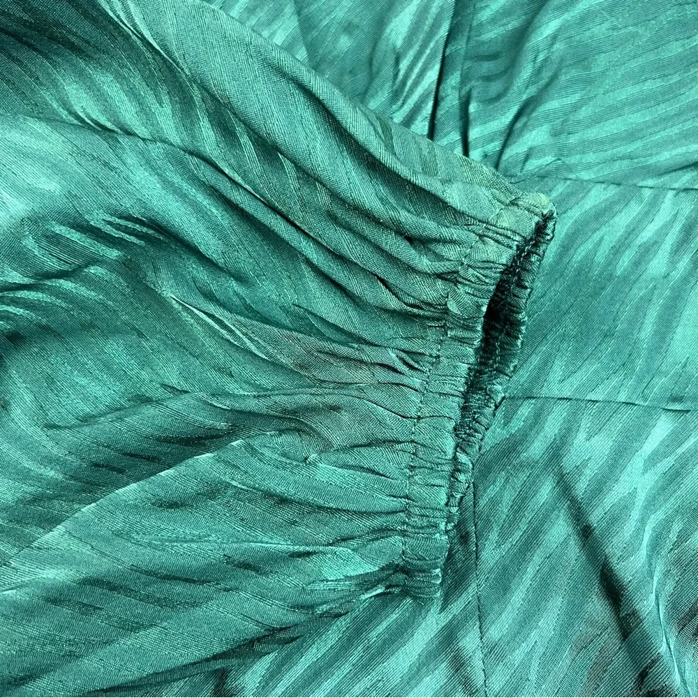 NWT Urban Outfitters Mini Green Satin Long Sleeve Dress Plunge Neckline L Defect - Picture 6 of 13